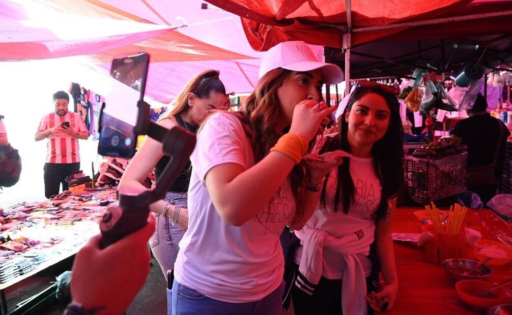 La diputada federal María Teresa Ealy visitó este domingo el tianguis del “Sagrado Corazón” en la alcaldía de Miguel Hidalgo. Foto: Especial