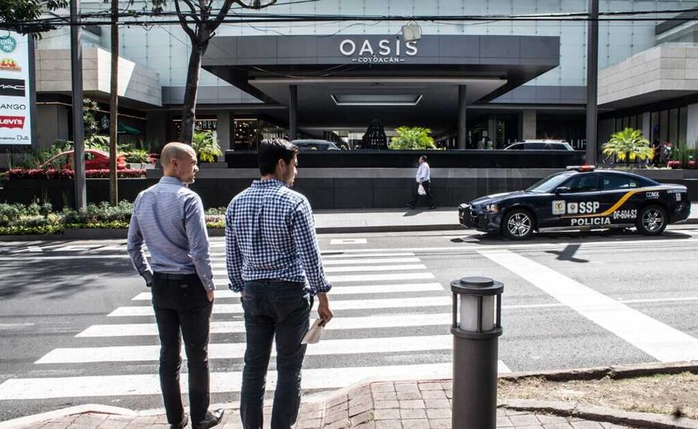  Oasis Coyoacán es una plaza comercial icónica de la Ciudad de México que combina tiendas de marcas reconocidas y espacios naturales.
 Foto: Archivo/EL UNIVERSAL 