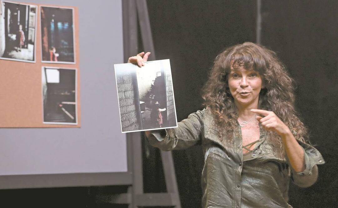 Mariana Garza da la bienvenida al público y le da un contexto de la historia que van a ver. Foto: BERENICE FREGOSO. EL UNIVERSAL