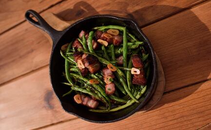 Prepara una ensalada de ejotes con tocino y ajo