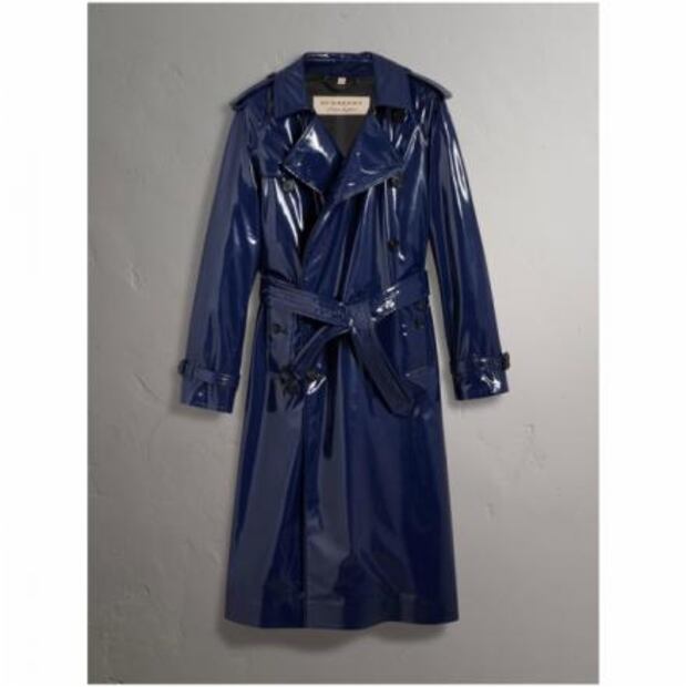 ¿Trench coat plastificado es un acierto o un error de la moda ?