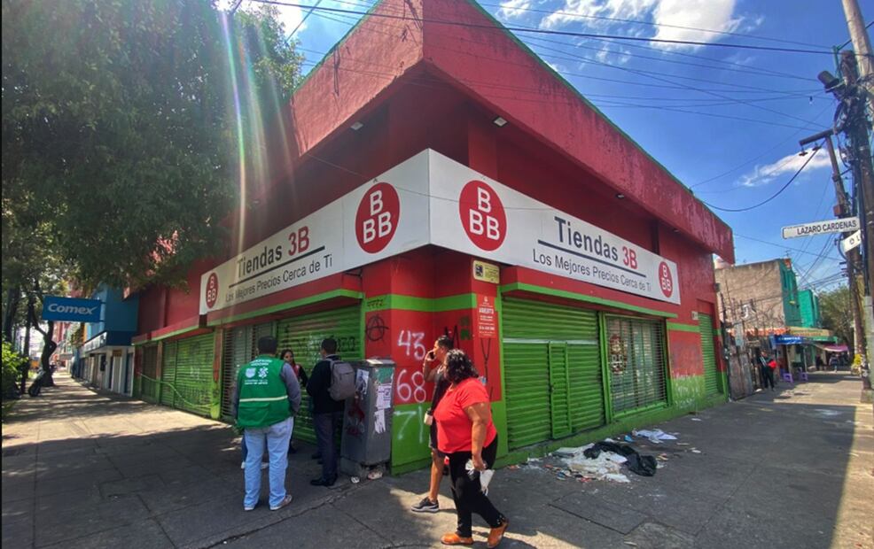 Comerciantes de la zona de Tlatelolco denunciaron robos y daños en distintos establecimientos durante marcha del 2 de octubre en la Ciudad de México, el 3 de octubre d e2025. Foto: Juan Carlos Williams/EL UNIVERSAL