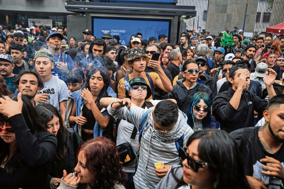 Fumada masiva por la cannabis. Foto: EL UNIVERSAL
