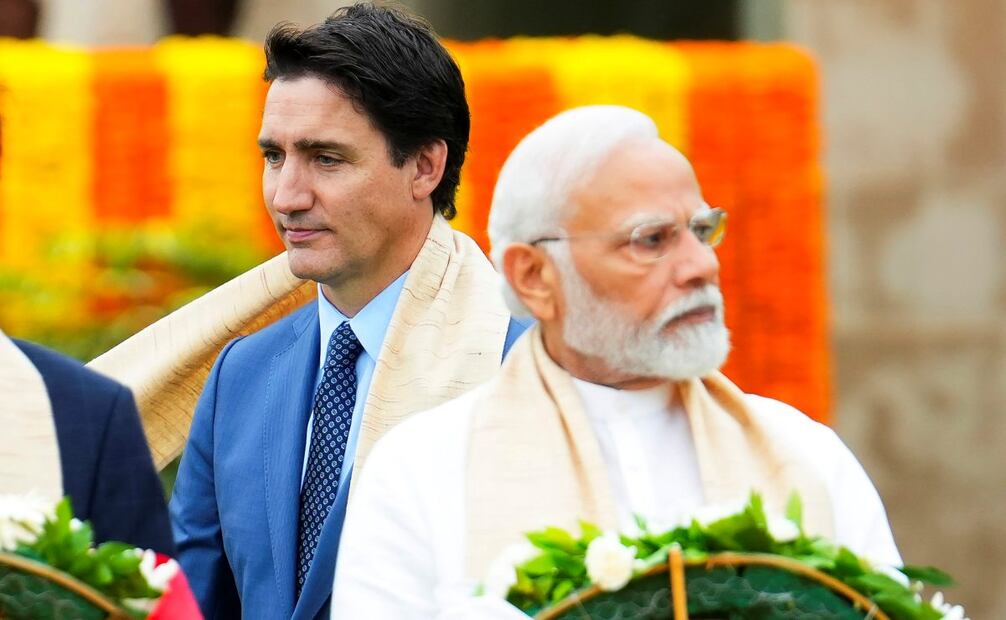 El primer ministro de Canadá, Justin Trudeau, izquierda, pasa junto al primer ministro de la India, Narendra Modi, mientras participan en una ceremonia de colocación de coronas en Raj Ghat, el lugar de cremación de Mahatma Gandhi, durante la Cumbre del G20 en Nueva Delhi, el 10 de septiembre de 2023. Foto: AP