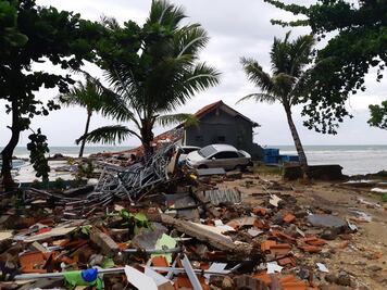 Ascienden a 222 muertos y 843 heridos por un tsunami en Indonesia
