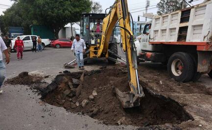 Camión de volteo cae en socavón en calles de la Gustavo A Madero; personal de Protección Civil y de Segiagua acordonan la zona