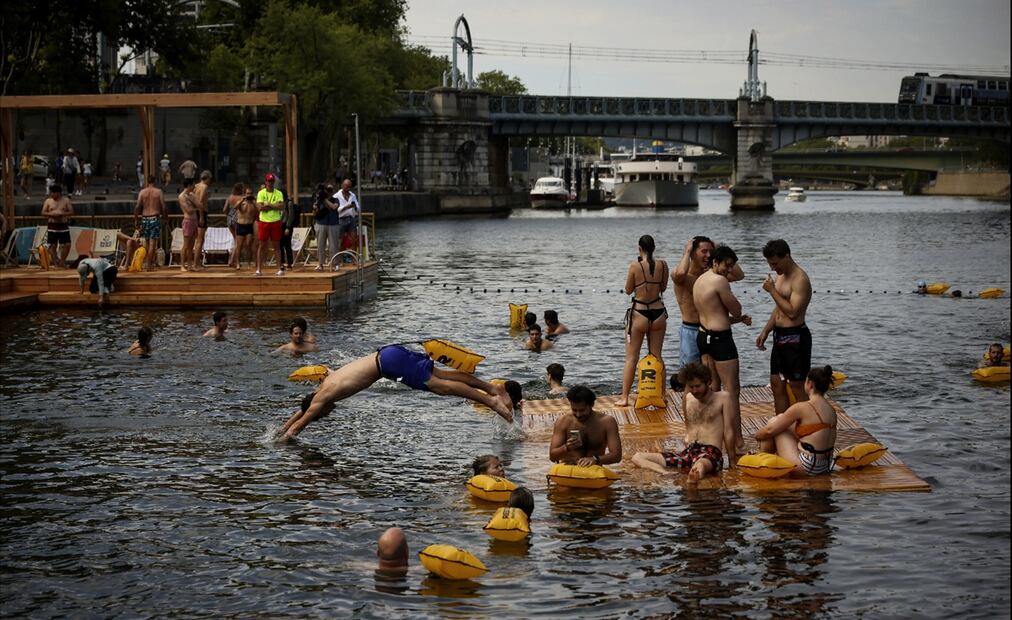 Gente nada en la zona de baño segura de Grenelle, en el río Sena, en París, el sábado 5 de julio de 2025. Habrá un aforo estricto, de entre 150 y 700 personas en función del lugar. Foto: AP