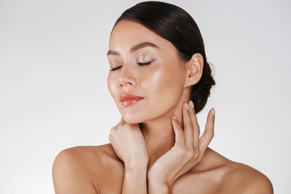 Reduce la apariencia de la papada al reafirmar la piel del cuello. Foto: Freepik