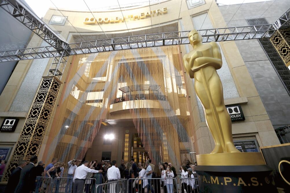 Una estatua del Oscar ya fue colocada a la entrada del Dolby Theater (MARIO ANZUONI / REUTERS)