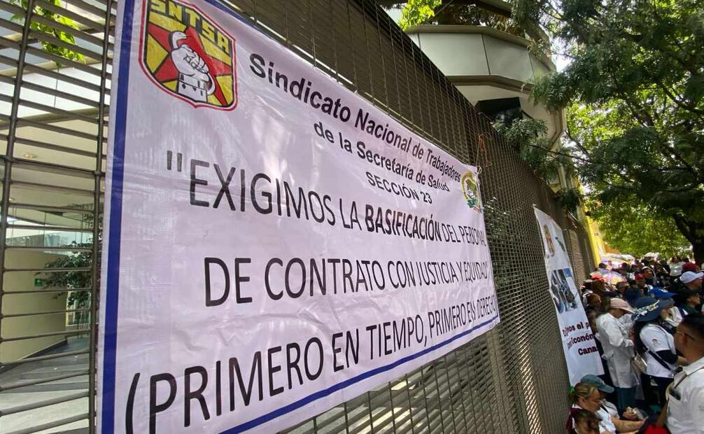 Participaron trabajadores de hospitales ubicados tanto en la Ciudad de México como del Estado de México, quienes portaban pancartas y consignas en demanda de justicia laboral. Foto: Especial. 