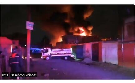 Reportan incendio en bodega de desperdicios en Ecatepec
