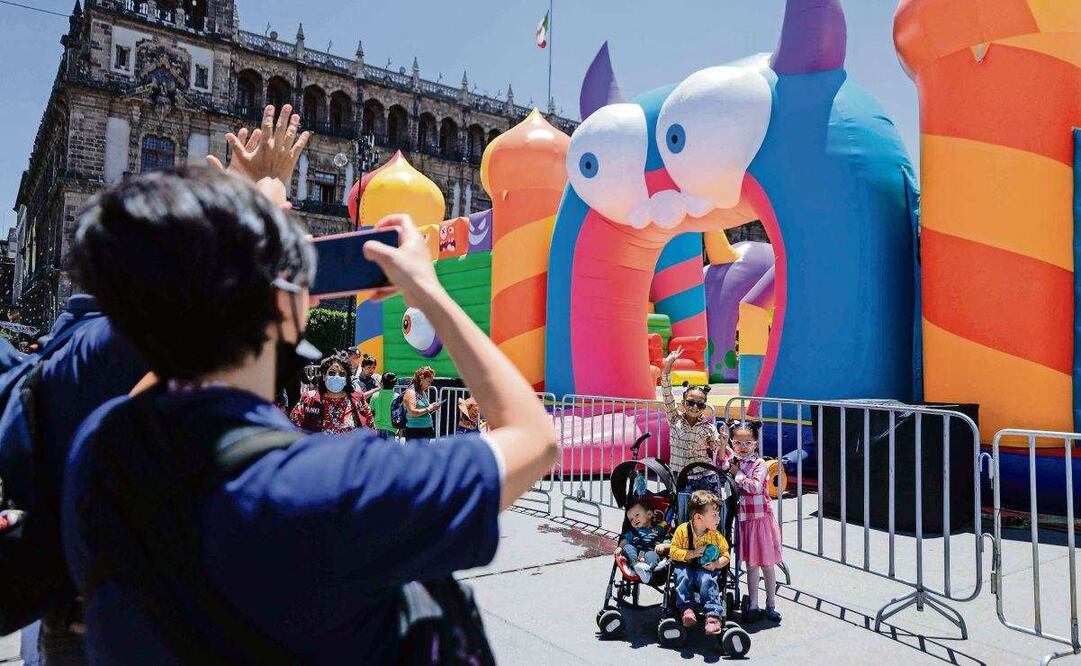 Miles de niños acompañados de sus familias visitaron el zócalo donde fueron instalados diversos juegos para el festejo del próximo 30 de abril. Foto: Diego Simón Sánchez/EL UNIVERSAL