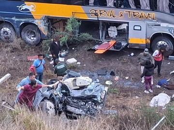 Vuelca camión de turismo tras chocar con automóvil en SLP; hay cuatro muertos y más de 20 heridos