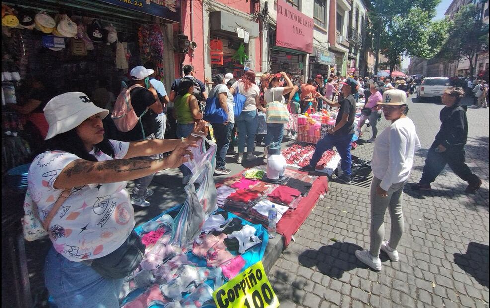 Ante el aumento de la presencia de vendedores ambulantes en el Centro Histórico, transeúntes denunciaron que tardaron hasta dos horas en llegar a su destino, el lunes 14 de abril de 2025. Foto: Fernanda Rojas/EL UNIVERSAL
