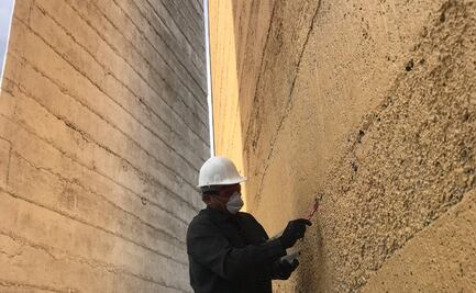 Arquitecto retira grafitis de Torres de Satélite… usando un cepillo dental