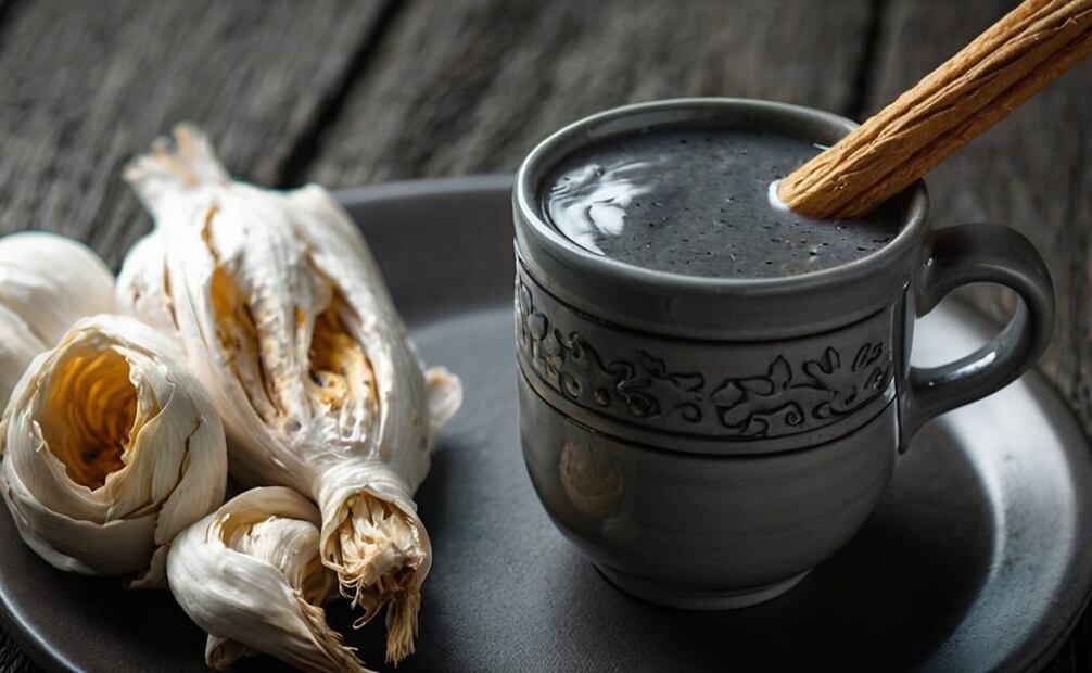 El atole negro tiene una textura espera y un aroma dulce. Foto: Imagen generada con IA