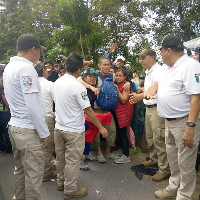 Tras cruzar el río Suchiate a pie y caminar 18 kilómetros, los extranjeros fueron encapsulados por policías antimotines, mientras que personal de migración los invitaba a regularizarse (FOTOS: MARÍA DE JESÚS PETERS. EL UNIVERSAL)