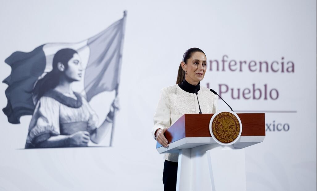 La Mandataria federal informó que se llevan a cabo diversos operativos contra el combustible ilegal que generan diversa información como el combustible ilegal que entra por las fronteras, como la de Estados Unidos, así como de otras formas de extracción de combustible ilegal. Foto: EFE