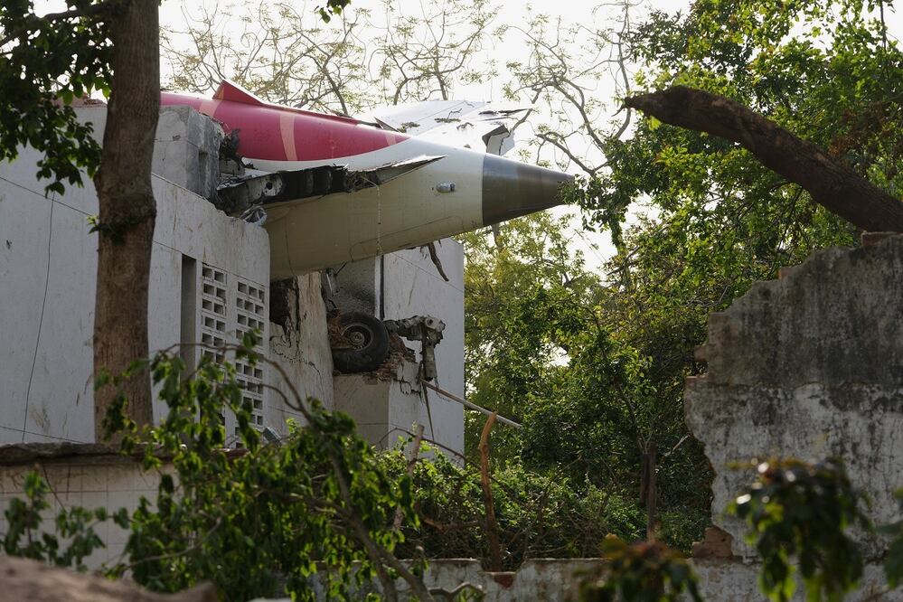 La cola del avión que se estrelló sobre un edificio en Ahmedabad, India, tras despegar del aeropuerto.  FOTO: AJIT SOLANKI. AP