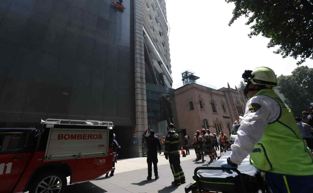 Minutos después de que la Alerta Sísmica sonara y los trabajadores de la Torre Reforma desalojaran el edificio, unidades del Cuerpo de Bomberos y grúas arribaron por la lateral de Paseo de la Reforma este 19 de septiembre de 2024. Foto: Fernanda Rojas/EL UNIVERSAL