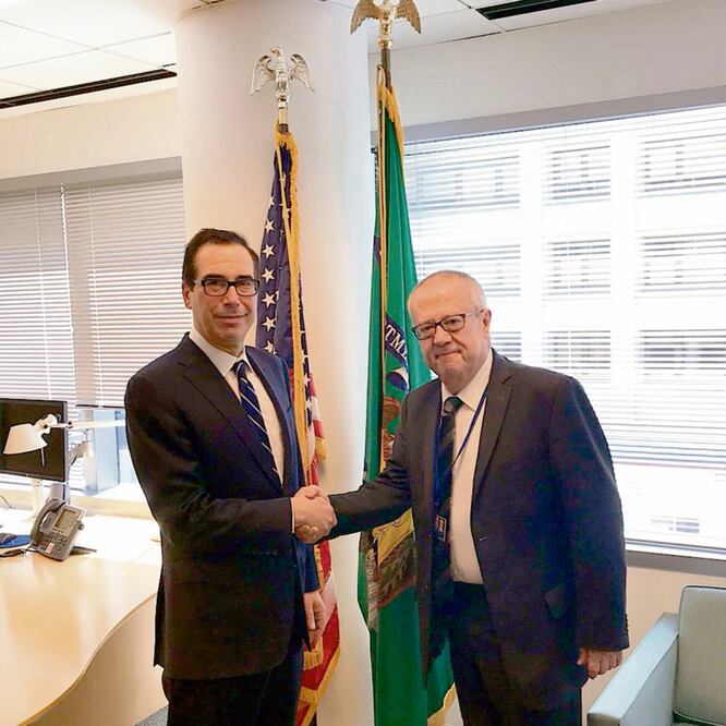 Steven Mnuchin, secretario del Tesoro de EU y Carlos Urzúa, de Hacienda, en una plática ayer durante las Reuniones de Primavera del FMI y del BM. ESPECIAL