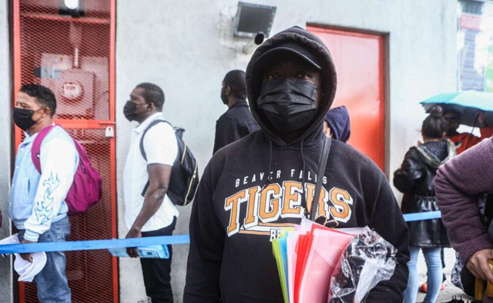 Colin, haitiano, comparte que una persona lo empleó para poner alumbrado público y no le pagó. Foto: Gabriel Pano.