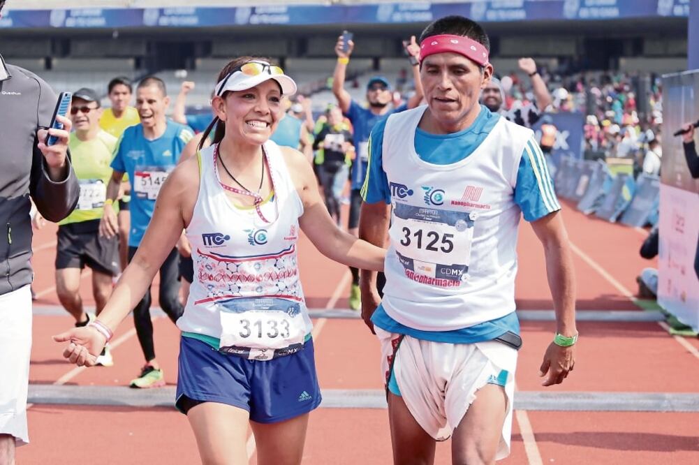 El rarámuri Santiago Ramírez fue muy solicitado para “selfies” (BERENICE FREGOSO. EL UNIVERSAL)