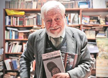 “Los que escribimos construimos democracia”: Adolfo Castañón