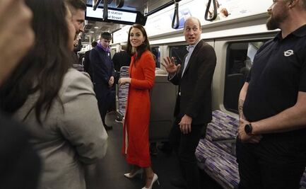 Baño de pueblo: Príncipes William y Kate van en metro al "pub" previo a coronación de Carlos III