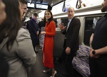 Baño de pueblo: Príncipes William y Kate van en metro al "pub" previo a coronación de Carlos III