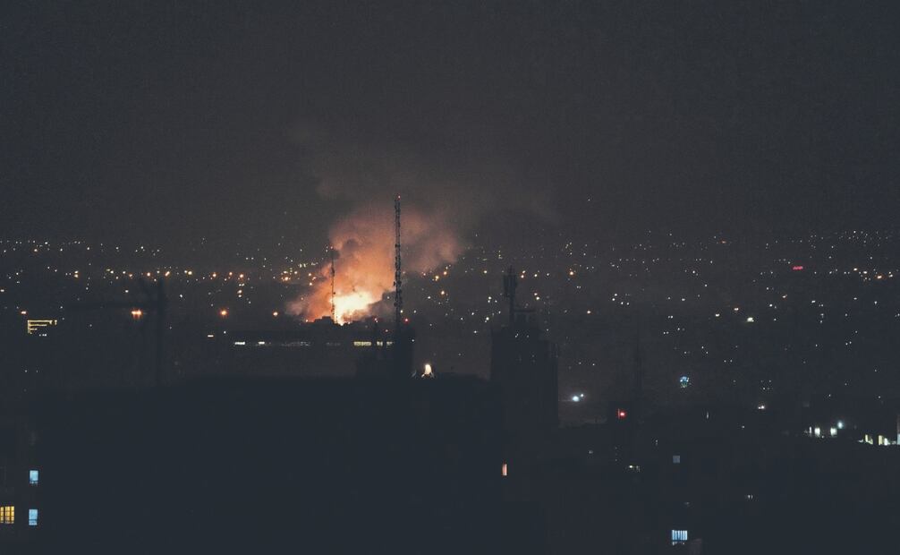 El humo se elevó tras una explosión en Teherán, Irán. Foto: de Vahid Salemi. AP