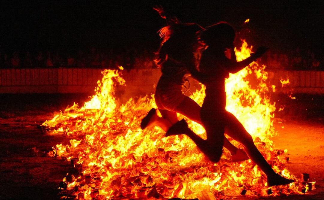 Cada año, con la llegada del solsticio de verano, miles de personas se congregan alrededor de hogueras, playas y rituales para celebrar la Noche de San Juan.
Foto: Captura de pantalla en X