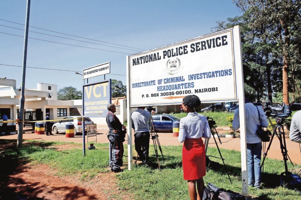 Periodistas esperan afuera de la Dirección de Investigación Criminal, en Nairobi, tras el arresto del director del Servicio Nacional de Juventud, Richard Ndubai. Foto: BAZ RATNER. REUTERS