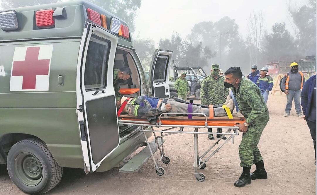 Alrededor de 100 empleados del aeropuerto Felipe Ángeles viajaban en una grúa que tuvo una falla; pagan 10 pesos para ser trasladados a su puesto de trabajo. Foto: CUARTOSCURO