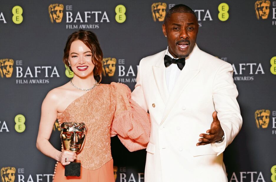 Emma Stone acompañada de Idris Elba; en su discurso, la actriz agradeció por ese premio a su madre. Foto: EFE