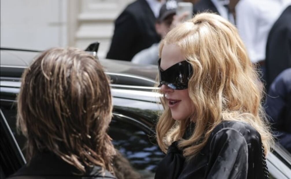 Nicole Kidman desfila para Balenciaga y su vestido desata memes