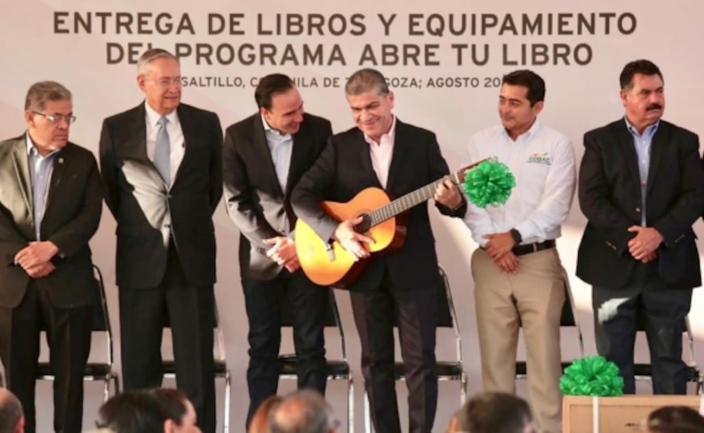 Inicia entrega de libros de texto gratuitos y aulas interactivas para preparatoria en Coahuila