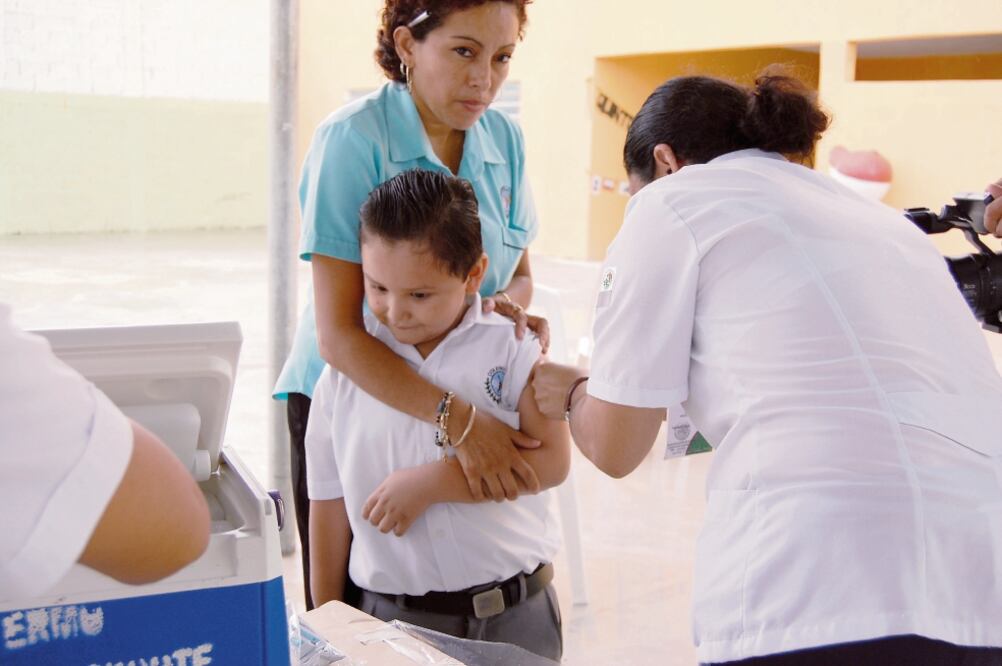 Destacan la necesidad de vacunar a sectores vulnerables a enfermedades respiratorias, como los niños. (ARCHIVO EL UNIVERSAL)