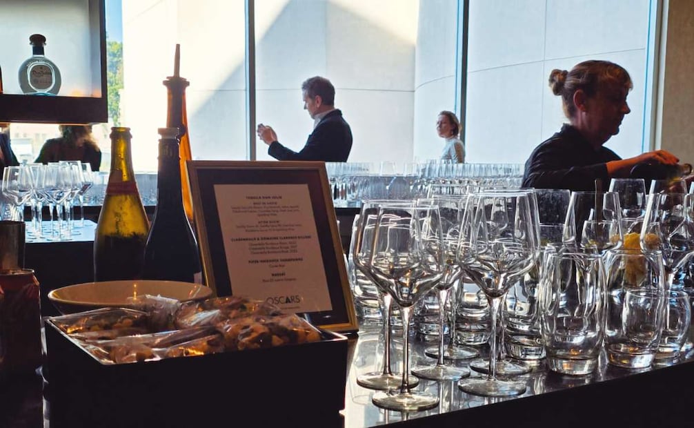 Tequila mexicano y vinos franceses degustaron las estrellas en el lobby del auditorio. Foto: Jesús Díaz / EL UNIVERSAL