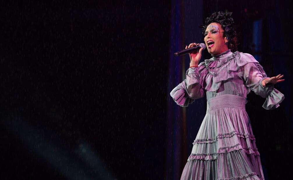 Angélica Vale fue la anfitriona del espectáculo y sorprendió al público al salir vestida de catrina. Foto: Disney.