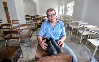 La historia de los zapatos rotos de un profesor venezolano que conmovió al mundo