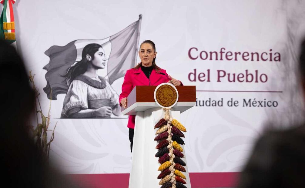 Después de que la noche de ayer revisó en Palacio Nacional el Plan Michoacán por la Paz y la Justicia con su gabinete legal y ampliado, tras el asesinato del alcalde Carlos Manzo, la presidenta Claudia Sheinbaum Pardo informó que hoy viaja el Gabinete de Seguridad a Uruapan y Morelia. Foto: Presidencia