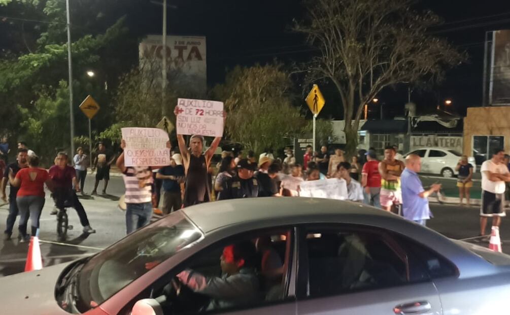 Vecinos cerraron la calle 60, a la altura de la glorieta del Siglo XXI, pues llevan 72 horas sin energía eléctrica. Foto: Especial
