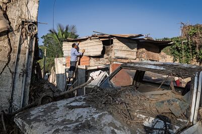 Reciclan lámina y madera para reconstruir sus hogares
