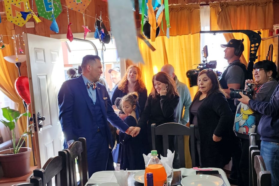 Jimmy Thyden, a la izquierda, se da la mano con María Angélica González, su madre biológica chilena, mientras se reúnen en Valdivia, Chile, el jueves 17 de agosto de 2023, por primera vez. Durante meses Thyden ha estado en un viaje para descubrir los misterios de su falsa adopción, y para volver a conectar con su madre biológica, hermanos y hermana. FOTO: CONSTANZA DEL RÍO/NOS BUSCAMOS. AP