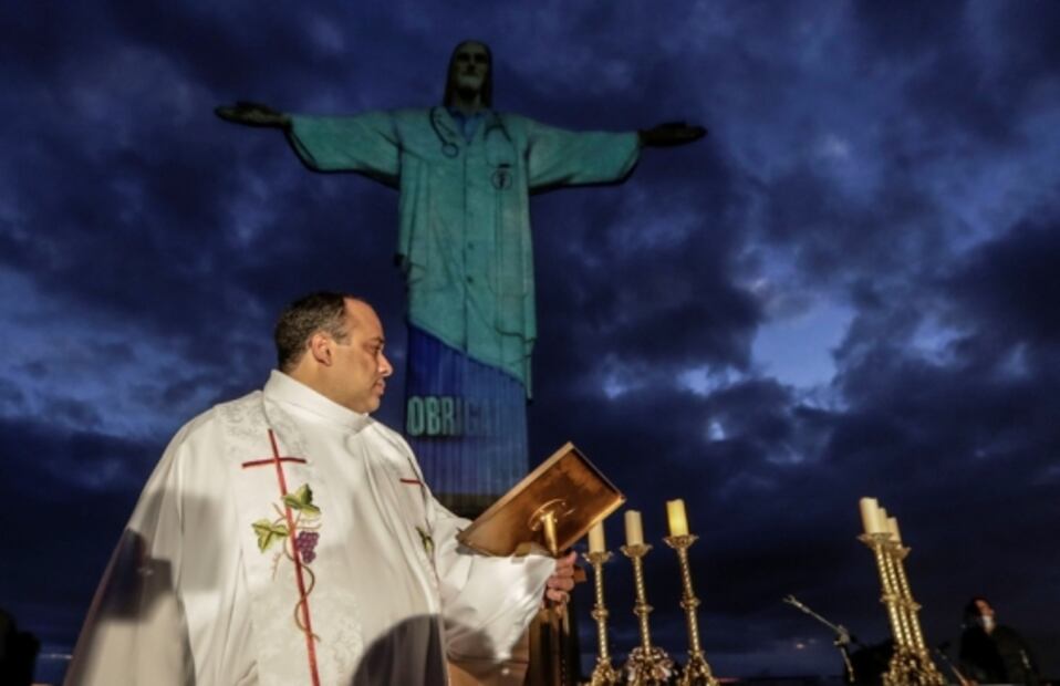 El Cristo de Río se "viste" de médico en homenaje al personal de salud