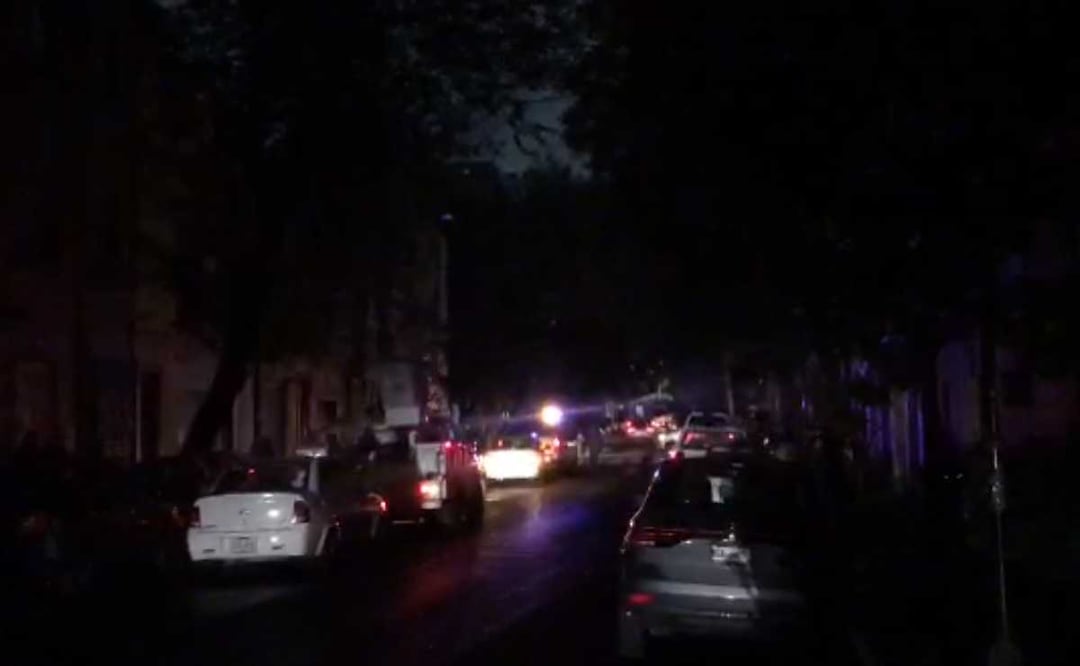 El apagón fue provocado por un presunto corto circuito en el cableado subterráneo derivado de las lluvias. Foto: Isidro Corro