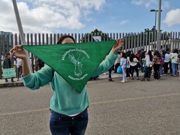 ¿Qué significan los pañuelos verdes en el debate del aborto?