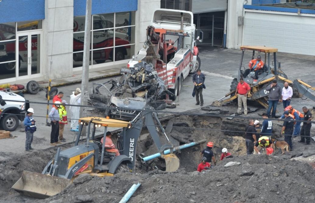 Una mujer murió luego que la camioneta en la que viajaba con otros familiares cayó en un socavón que se abrió en Monterrey. 