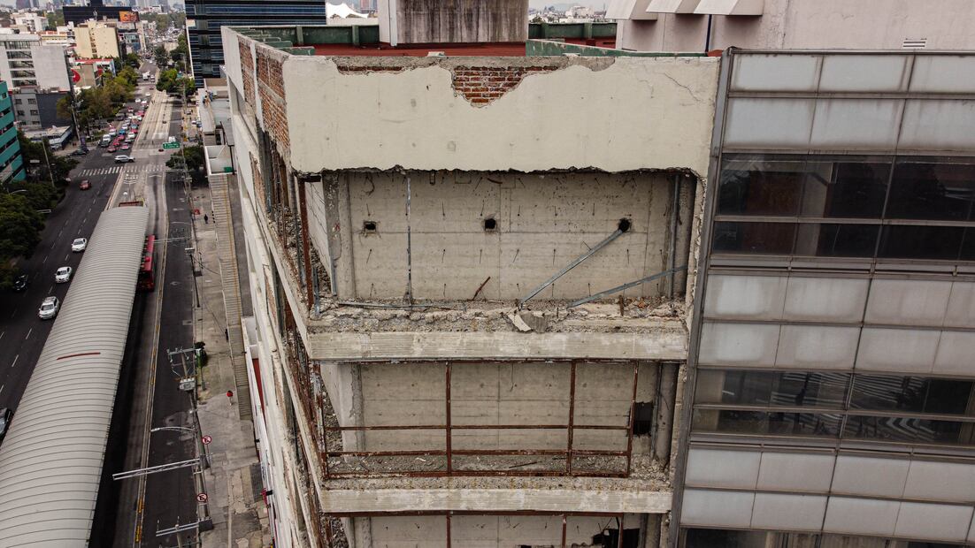 Luego del sismo de 7.1 en el año de 2017, la edificación del Centro Nacional de Empleo (SNE) se mantiene entre ruinas, sus imponentes nueve pisos lucen con grietas y cuarteaduras que se perciben desde afuera. Foto: Mario Iván Chávez Ruiz / EL UNIVERSAL